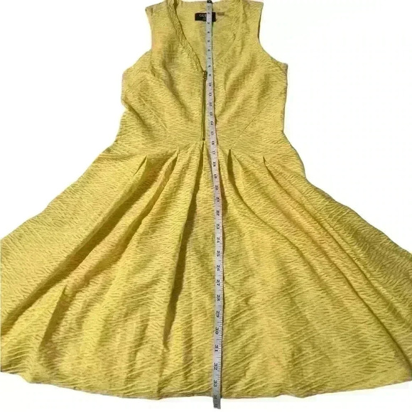 GUESS Women’s size 6 Sunny Yellow V-Neck Pleated A-Line Dress, gold zip front - Picture 11 of 13